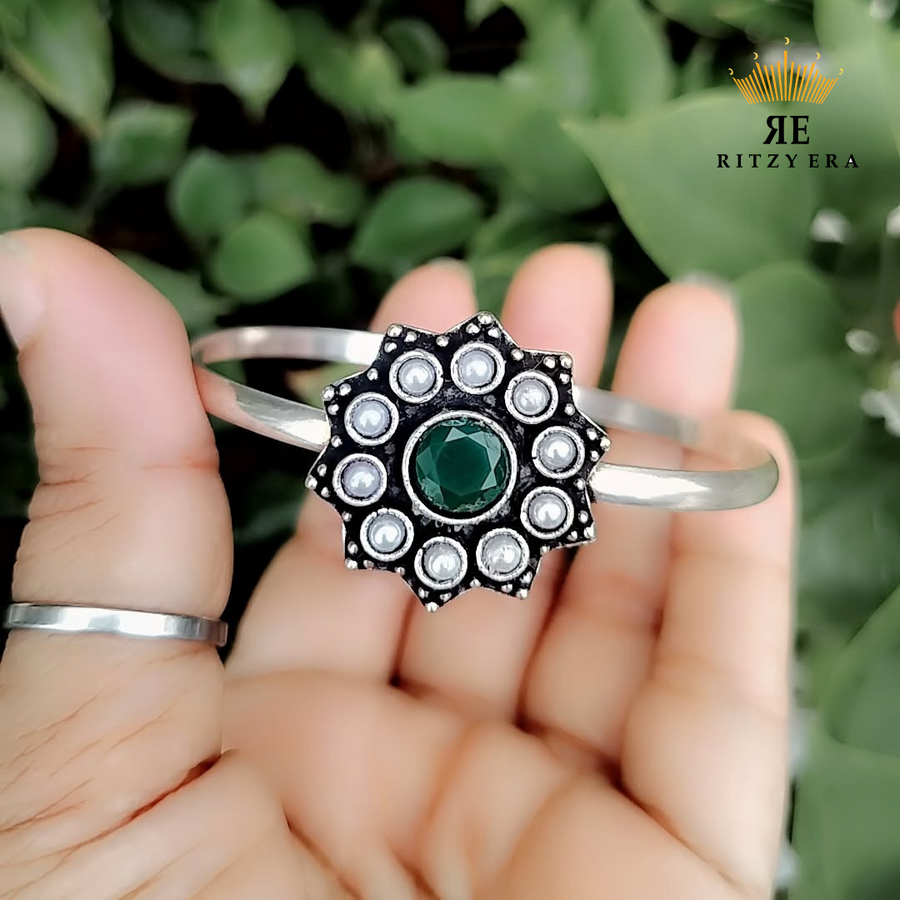 Boho Brass Bracelet – Emerald Pearl Bloom