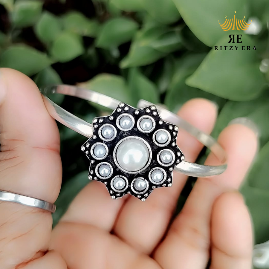 Boho Brass Bracelet – Pearl White Bloom